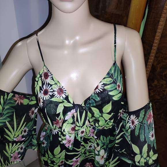 Stunning sexy off the shoulder Top - Picture 2 of 3